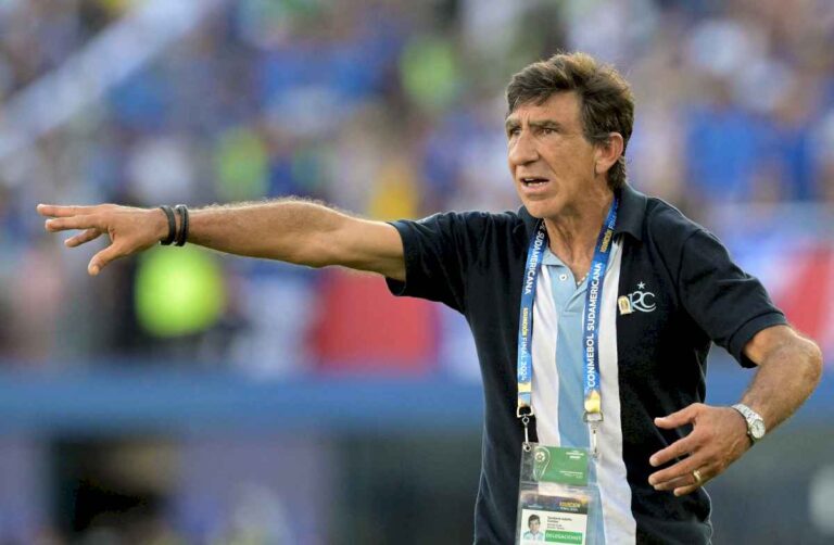 gustavo-costas-sigue-en-racing:-tras-llegar-a-un-acuerdo-con-el-nuevo-presidente-diego-milito,-renovara-su-contrato-para-2025