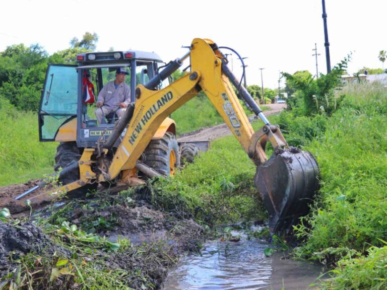 zanjeo-y-desmalezado-en-villa-juan-de-garay,-respondiendo-al-pedido-de-vecinos