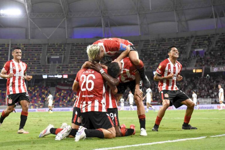 estudiantes-se-aprovecho-de-la-resaca-de-velez-y-celebro-el-trofeo-de-campeones