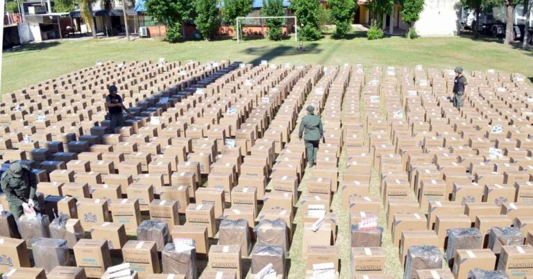 decomisan-un-camion-con-mas-de-500-mil-atados-de-cigarrillos-que-pretendian-ingresar-de-contrabando-por-formosa:-el-valor-estimado-es-de-$780-millones