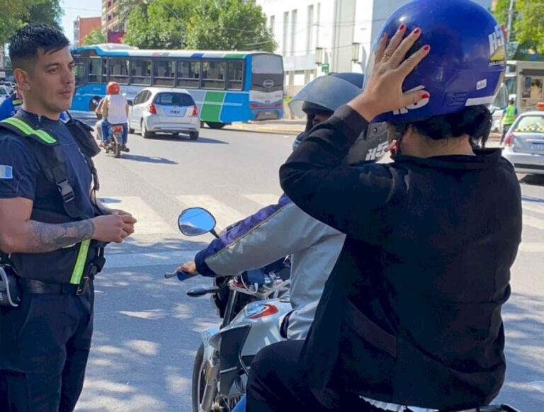 instan-a-motociclistas-a-utilizar-el-casco