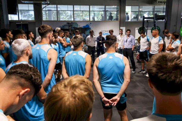 sorpresa-en-racing:-juanfer-quintero-aparecio-en-la-pretemporada