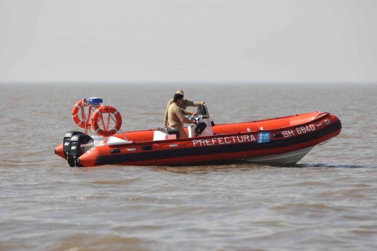 en-el-rio-de-la-plata:-operativo-de-busqueda-por-un-joven-que-se-tiro-al-agua-mientras-navegaba