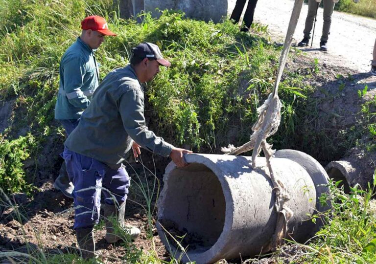 colocan-tubos-en-el-canal-de-la-avenida-chaco-para-mejorar-el-drenaje-de-una-vasta-zona