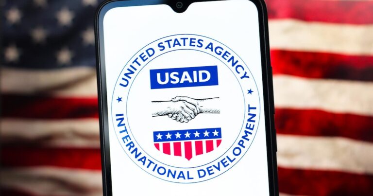 Un juez estadounidense impide a Trump despedir a 2.200 de empleados de la USAID