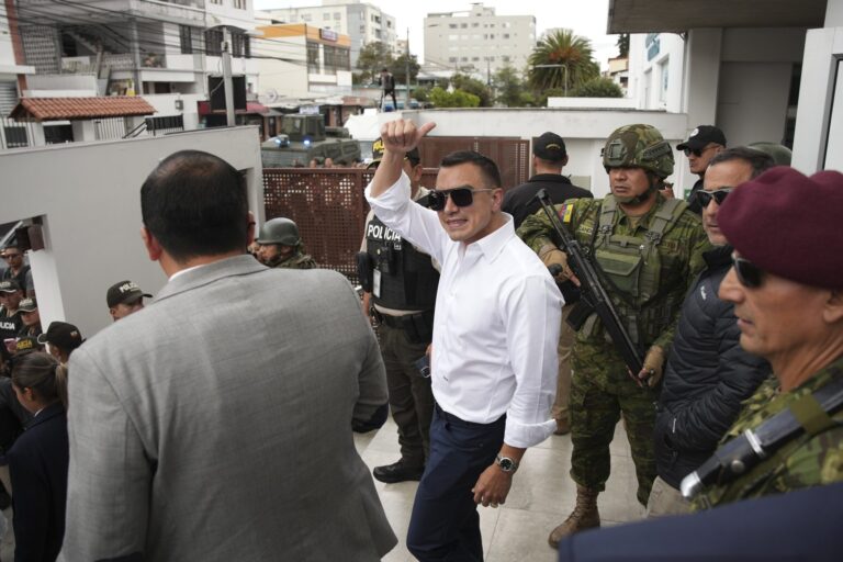Los ecuatorianos eligen entre darle un mandato completo a Noboa o devolverle el poder al correísmo
