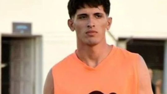 Murió un futbolista de 20 años tras desplomarse en pleno partido: quién era Máximo Alisandroni