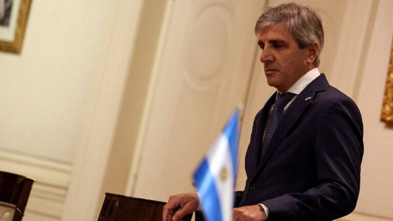 Luis Caputo viajará a EEUU para reunirse con autoridades del FMI y el BID