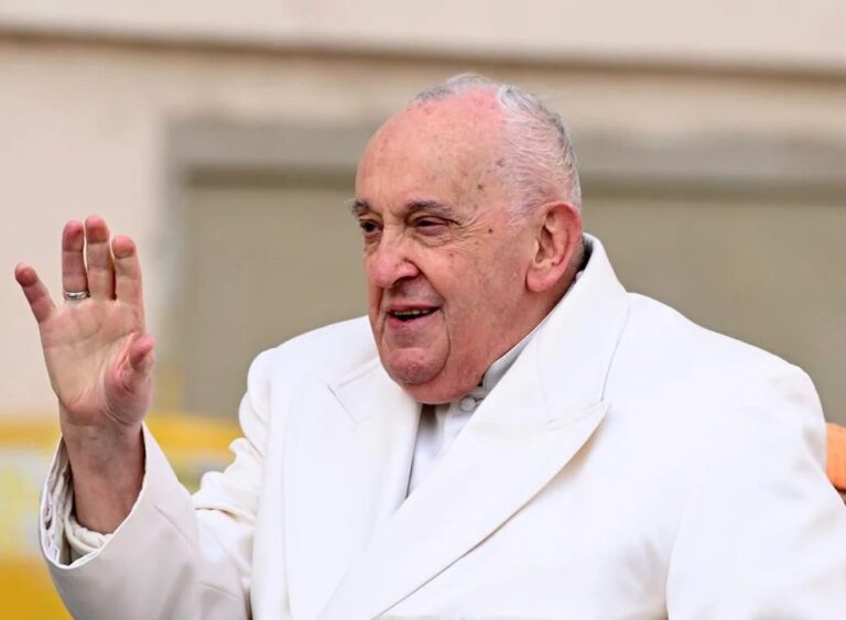 Miles de fieles rezan en la Plaza San Pedro por el eterno descanso del papa Francisco