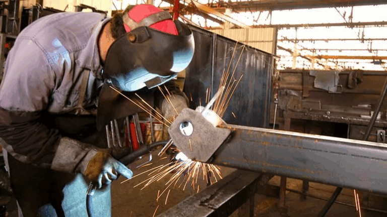 La industria se contrajo 1,4% mensual y cortó una racha de dos avances consecutivos, según FIEL