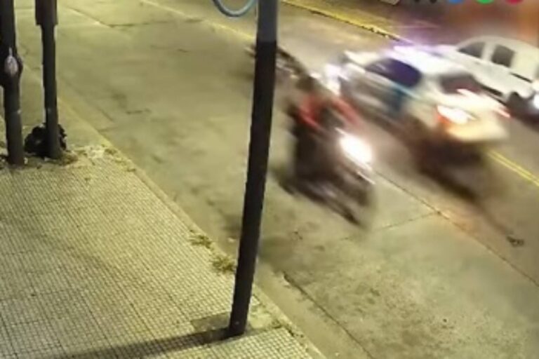Un patrullero a contramano y con sirenas chocó contra una moto en Lanús: murió el conductor