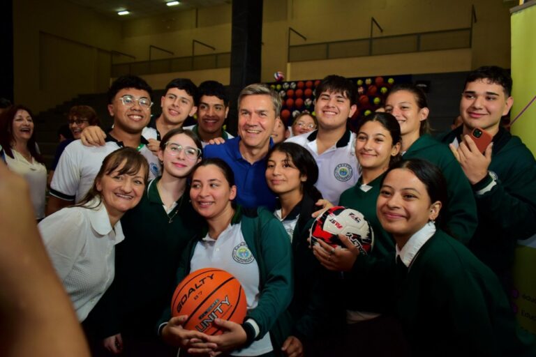 Las Breñas: Zdero entregó elementos deportivos y de cocina a las escuelas de la Regional 8
