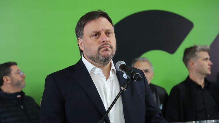 Búnker de Leandro Santoro: del clima de fiesta al silencio y al llamado a «no bajar las banderas»