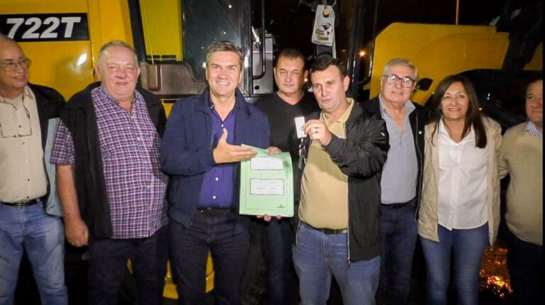 Zdero entregó una motoniveladora de alta potencia al Consorcio Caminero N42 de Hermoso Campo