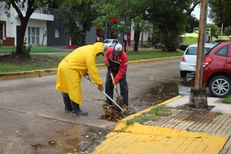 Intensa tarea municipal de limpieza de desagües en Resistencia