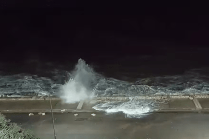 Mar del Plata: una fuerte crecida del mar llevó el agua hasta la calle y causó destrozos