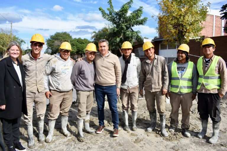 Zdero recorrió las obras de pavimentación de la calle Cocomarola de Resistencia
