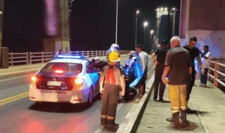 Instalan terminal de asistencia contra suicidios en el puente Chaco-Corrientes