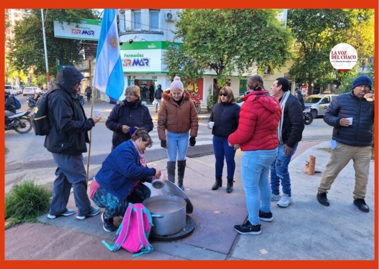UPCP realizó bocinazo y repartió chocolate caliente en la esquina de Casa de Gobierno