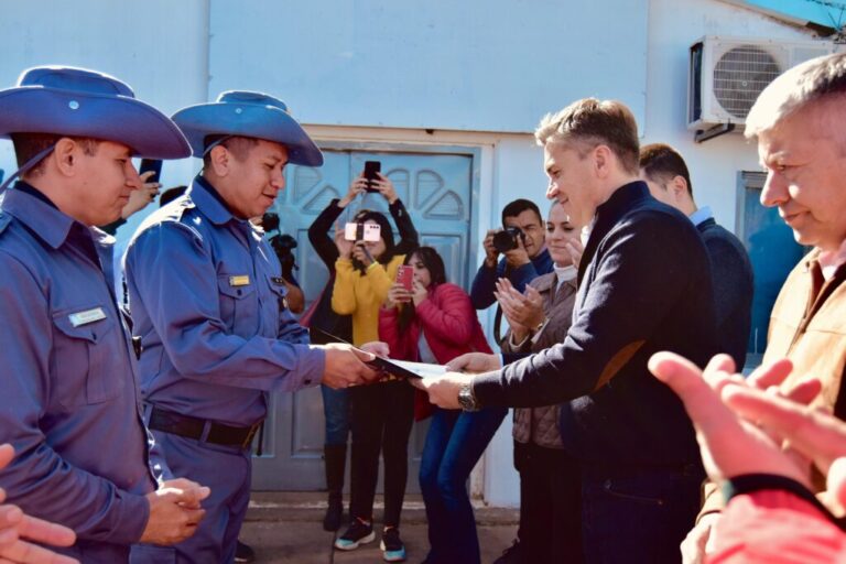 Zdero entregó un nuevo vehículo para el Destacamento Rural «La Chiquita» de Sáenz Peña