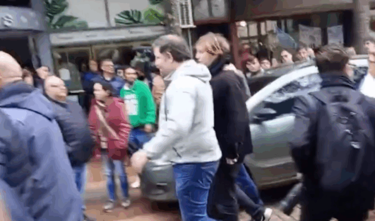 Yerbateros echaron a libertarios de Oberá y Karina tuvo que suspender un acto