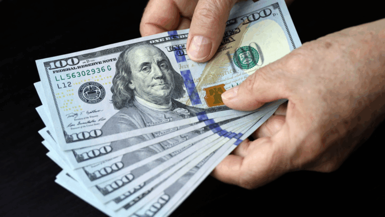 Sacalos del colchón antes que sea tarde: qué hacer con los dólares manchados o deteriorados