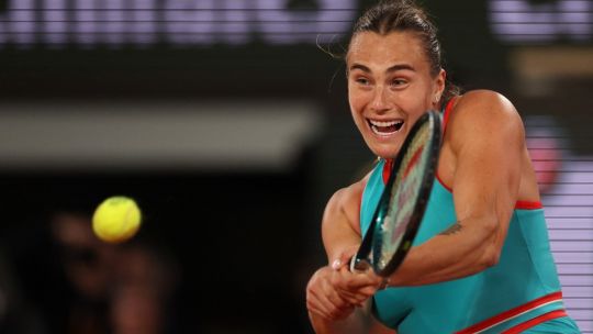 Sabalenka venció a la tricampeona Iga Swiatek y jugará su primera final en Roland Garros