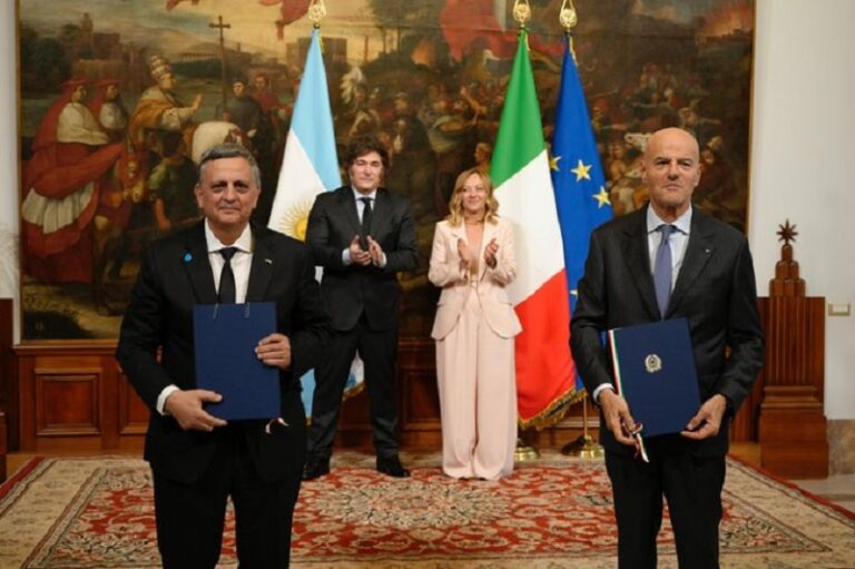 Extractivismo: YPF firmó un acuerdo para exportar GNL con la presencia de Milei y Meloni