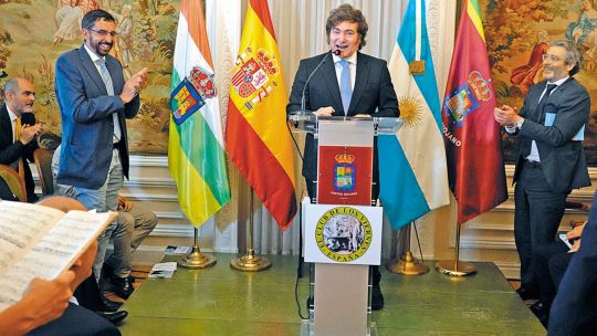 Fin de gira: Milei volvió a pasar por España y regresa esta medianoche