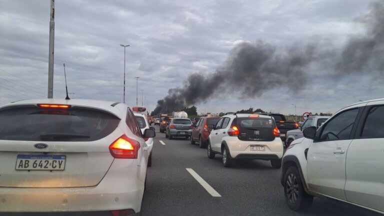 Corte total de manifestantes en la autopista Buenos Aires-La Plata
