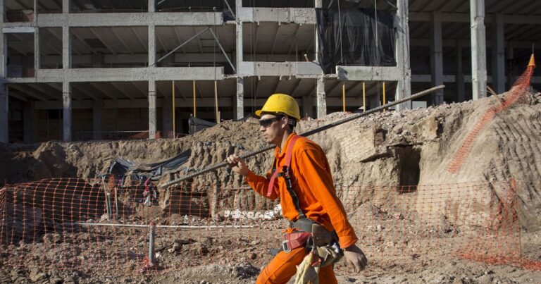 Motosierra. Siguen los despidos y la caída del salario en la era Milei