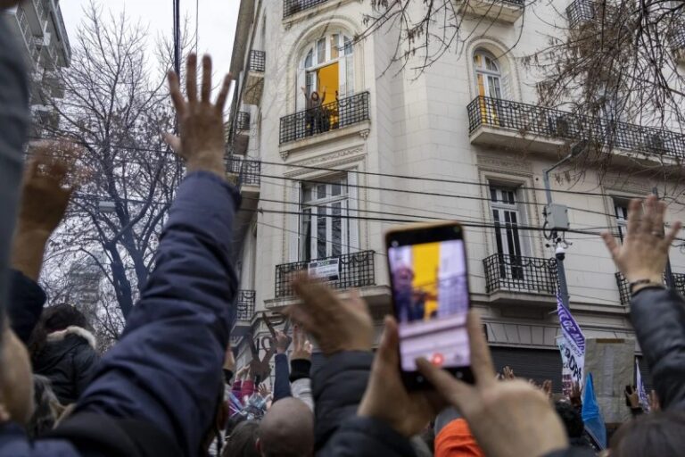 Cristina Kirchner podrá salir al balcón pero con tobillera electrónica