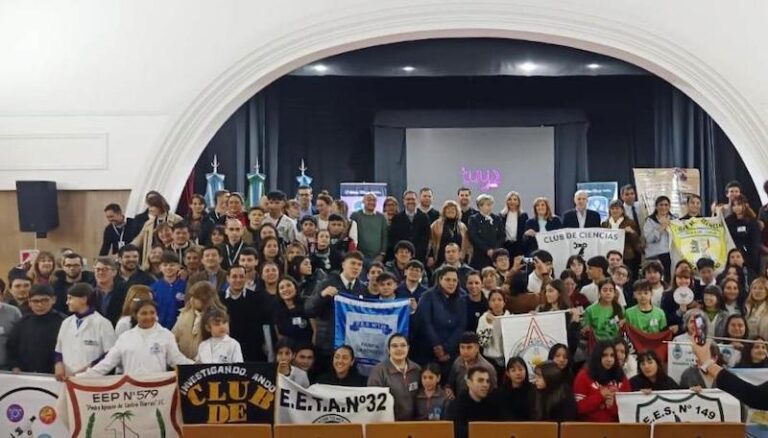 Educación organizó el Encuentro de Clubes de Ciencias Científicos por un día