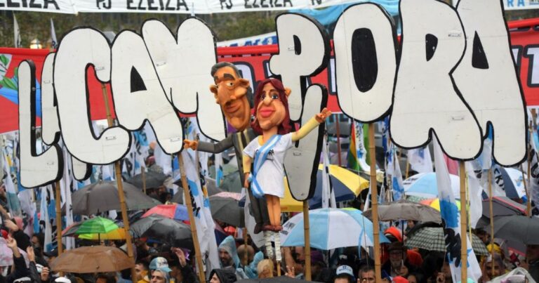 Convocado por el PJ. Acto en defensa de CFK en Plaza de Mayo
