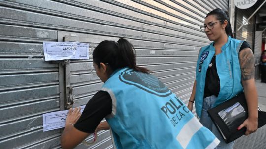 La Policía tiró la mercadería de un vendedor ambulante en Once por no tener habilitación