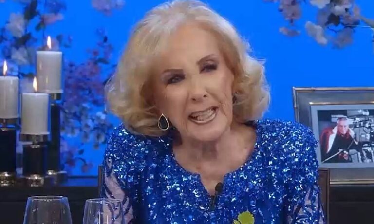 La picante pregunta de Mirtha Legrand a un famoso cantante: Te quedás desnudito?