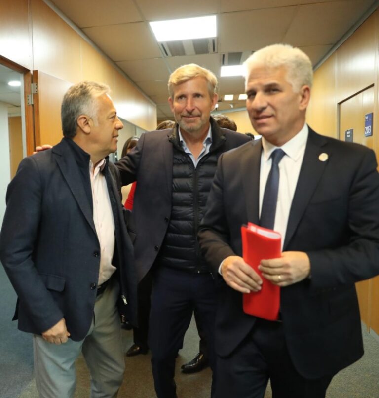 Los gobernadores consiguen apoyo de todos los bloques para obligar a Milei a repartir fondos