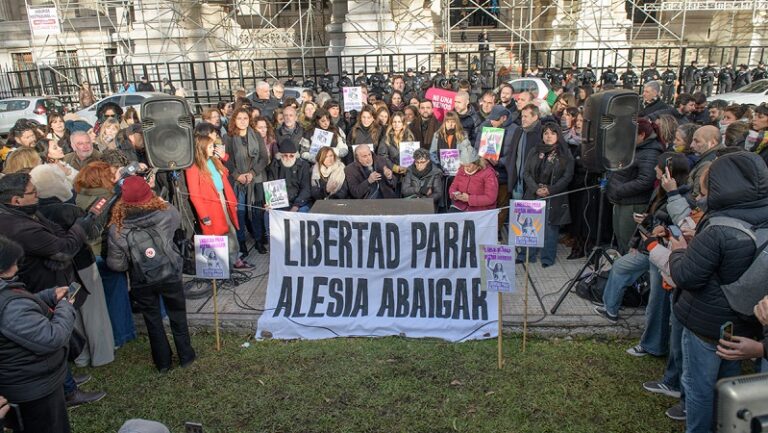 Bosta en las narices de Espert: liberan a Alesia Abaigar tras doce días presa sin razón