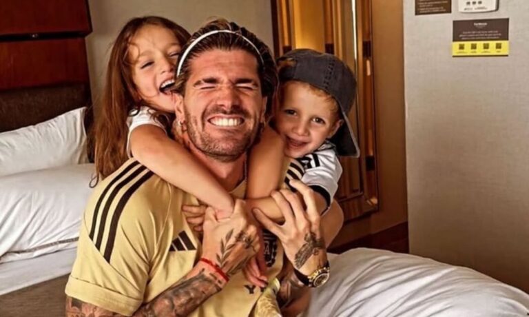 Lo acompañó Tini Stoessel? Así fue el reencuentro de Rodrigo De Paul con sus hijos en Argentina