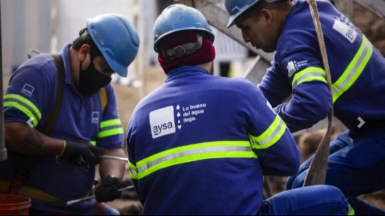 El Gobierno anunció la privatización de AySA como parte su plan motosierra