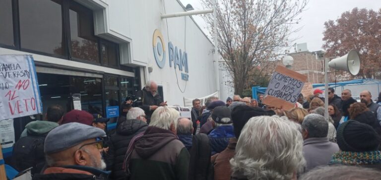 Las y los jubilados de Mendoza llevaron sus reclamos a la sede del PAMI