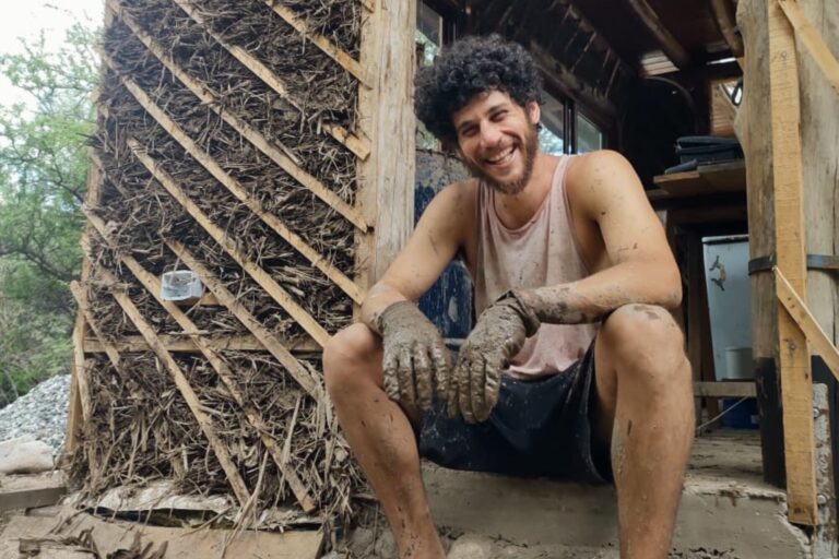 Es hijo de un famoso conductor, renunció a una vida de lujo y se instaló en una comunidad hippie: Entendí mi propósito