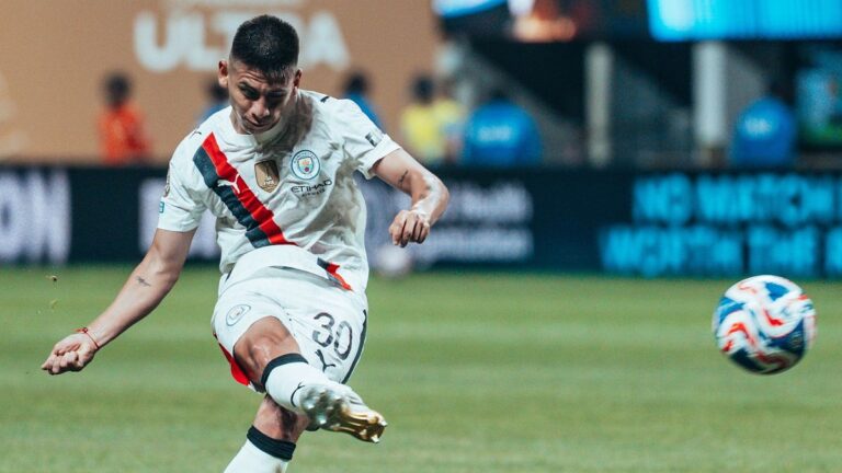 Sin lugar en Manchester City, Claudio Echeverri busca un cambio y Roma asoma en su futuro