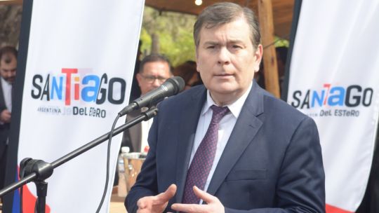 En plena campaña para instalar a su sucesor, Gerardo Zamora apuntó contra Milei y habló del dólar