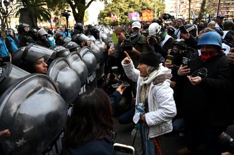 Tensión en el Congreso: varios heridos tras avance de la policía en la marcha contra el triple veto de Milei