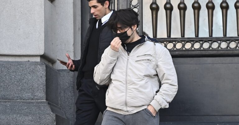 «Un fusilamiento»: cómo fue el nuevo examen para las residencias que rindieron el ecuatoriano de los lentes y otros 140 médicos