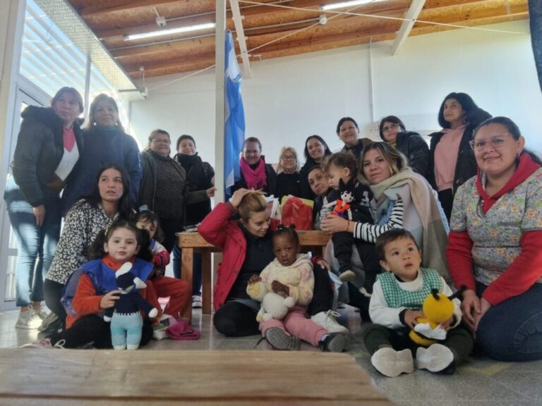 Tejedoras solidarias entregaron regalos por el Día del Niño a un jardín de Barranqueras