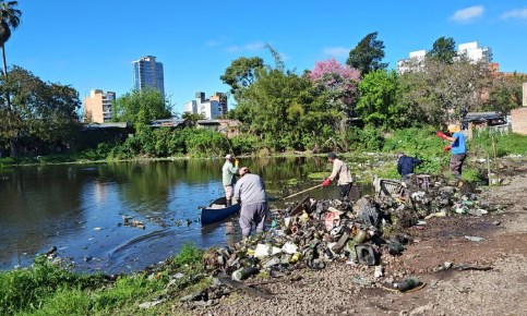 El Municipio realizó un trabajo de limpieza en la laguna de Villa Odorico