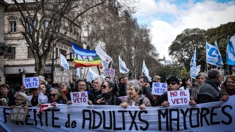 Con votos prestados y silencios cómplices: Javier Milei logró sostener el veto a los jubilados