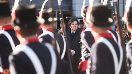 Javier Milei sigue sin hablar de los audios y se distrae con los Granaderos